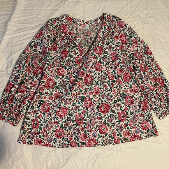 Old Navy Tops - ❌ SOLD ❌   Floral Pattern Woman’s V Neck Blouse